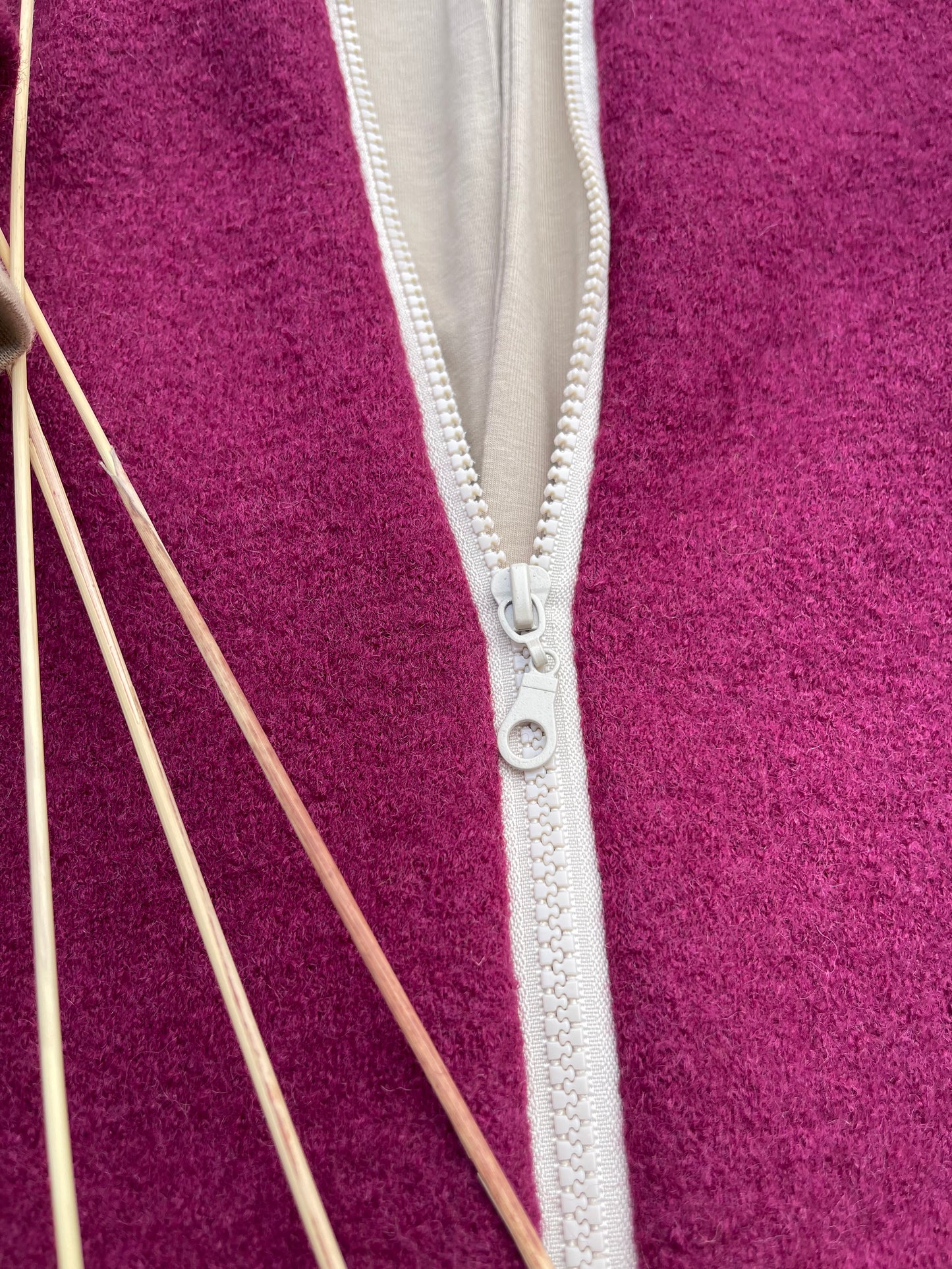 Walkanzug Walkoverall für Kinder mit Kaputze und Reißverschluss in bordeauxrot mit neutralem Innenfutter