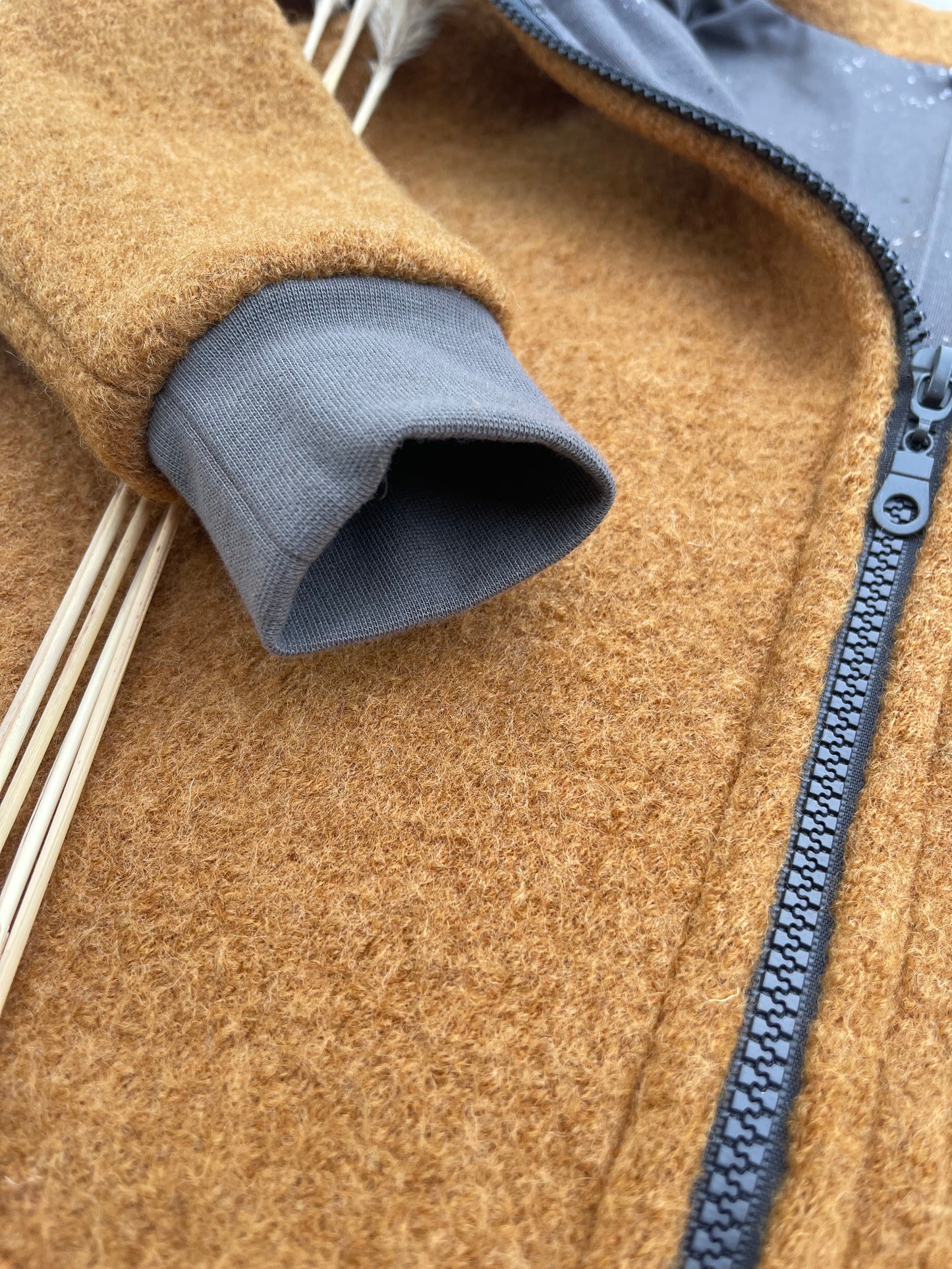 Walkjacke für Kinder mit Reißverschluss in Ocker Farben mit Motiv Innenfutter