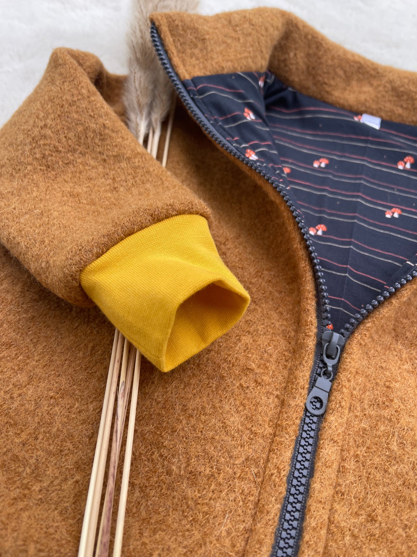 Walkjacke für Kinder mit Reißverschluss in Ocker mit Motiv Innenfutter