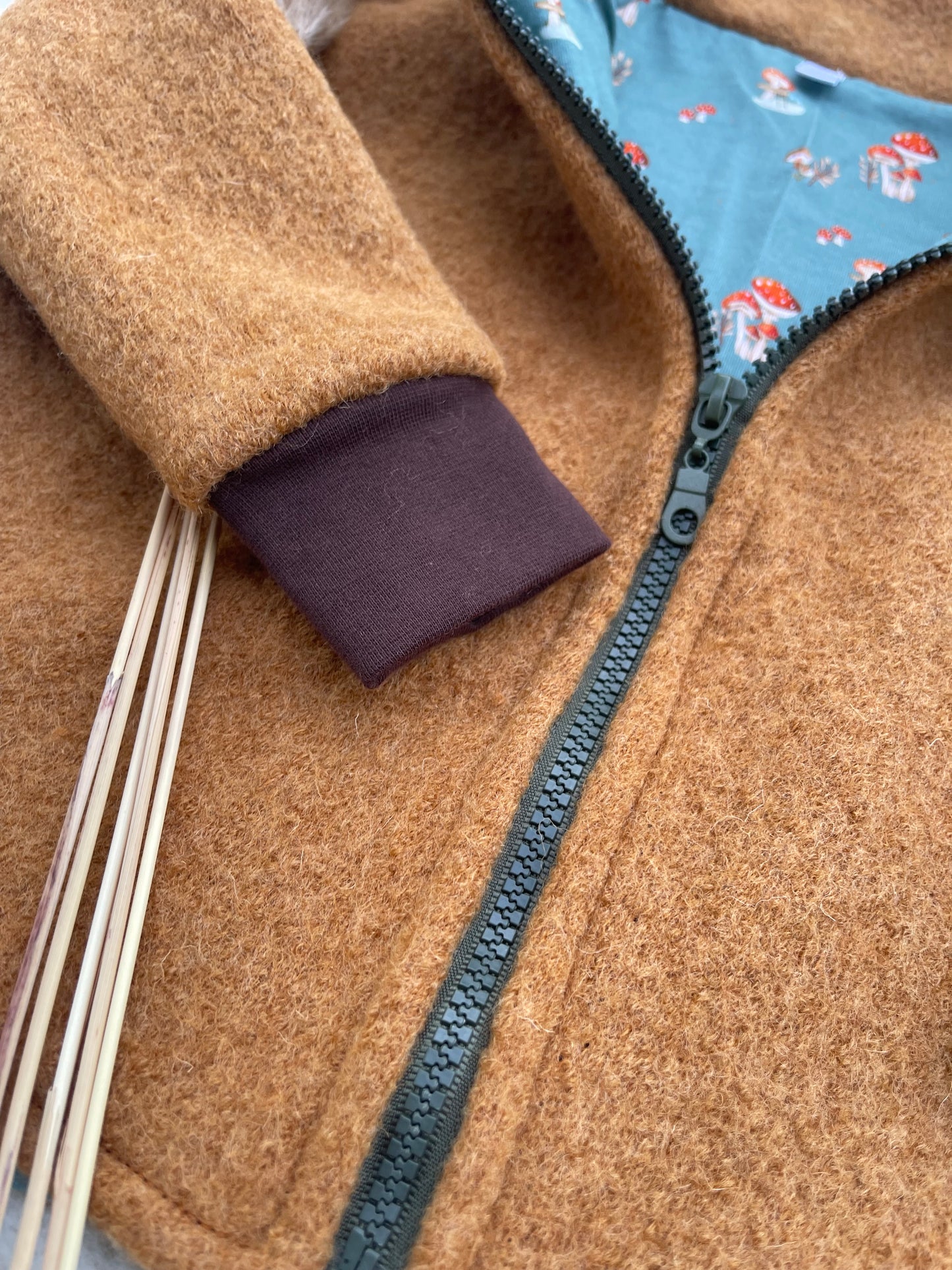 Walkjacke für Kinder mit Reißverschluss in Ocker mit Motiv Innenfutter