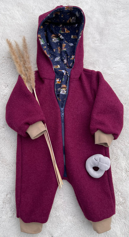 Walkanzug Walkoverall für Kinder mit Kaputze und Reißverschluss in Bordeauxrot mit Motiv Innenfutter