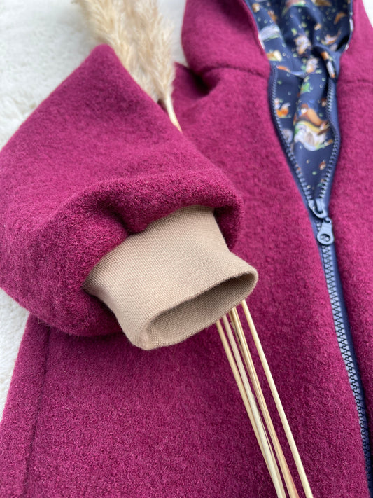 Walkanzug Walkoverall für Kinder mit Kaputze und Reißverschluss in Bordeauxrot mit Motiv Innenfutter