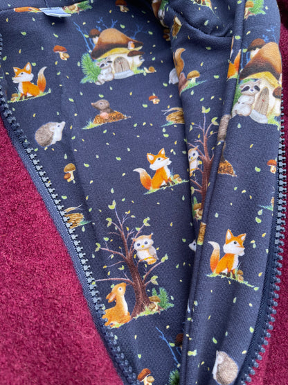 Walkanzug Walkoverall für Kinder mit Kaputze und Reißverschluss in Bordeauxrot mit Motiv Innenfutter