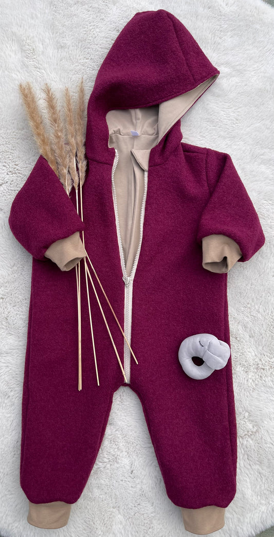 Walkanzug Walkoverall für Kinder mit Kaputze und Reißverschluss in bordeauxrot mit neutralem Innenfutter