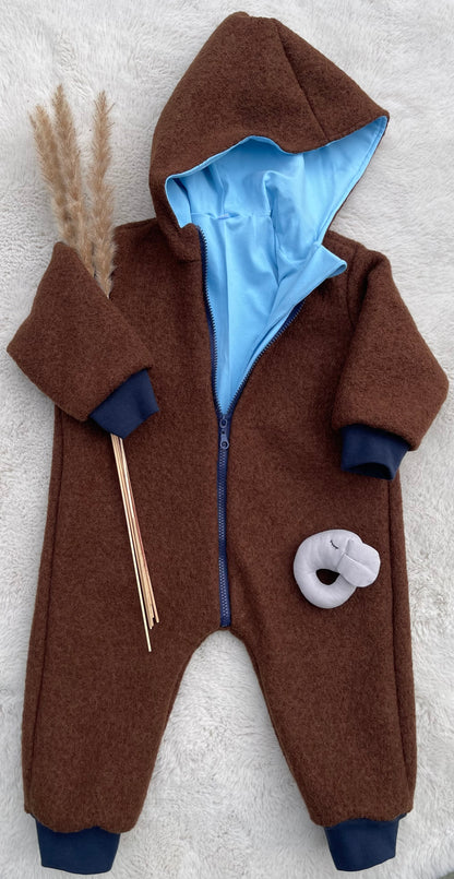 Walkanzug Walkoverall für Kinder mit Kaputze und Reißverschluss in Braun mit hell blauem Innenfutter