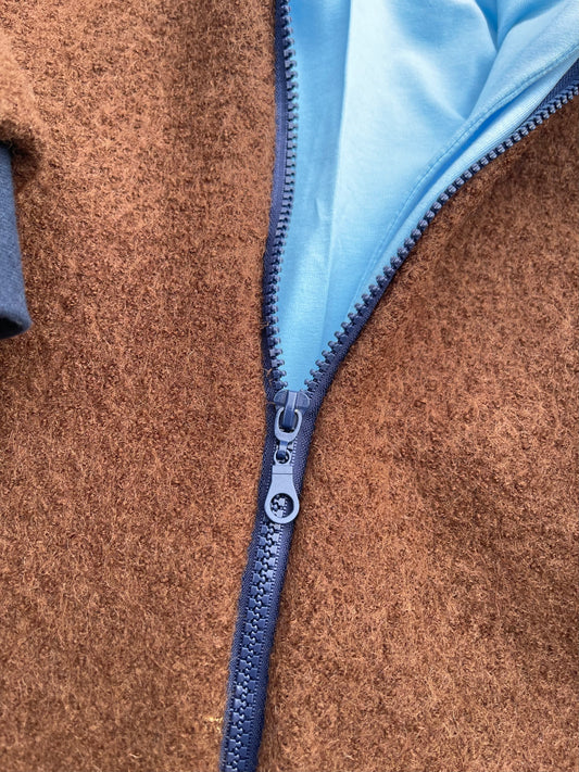 Walkanzug Walkoverall für Kinder mit Kaputze und Reißverschluss in Braun mit hell blauem Innenfutter