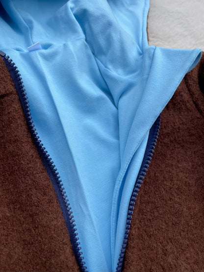 Walkanzug Walkoverall für Kinder mit Kaputze und Reißverschluss in Braun mit hell blauem Innenfutter