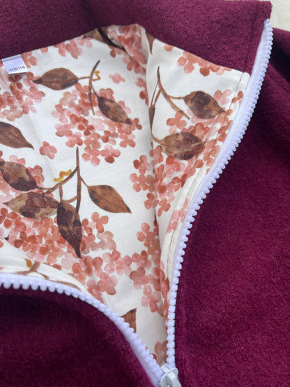 Walkjacke für Kinder mit Reißverschluss in bordeauxrot mit Blumen Innenfutter