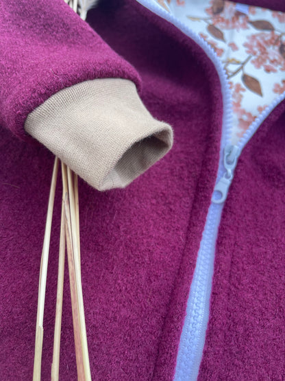 Walkjacke für Kinder mit Reißverschluss in bordeauxrot mit Blumen Innenfutter
