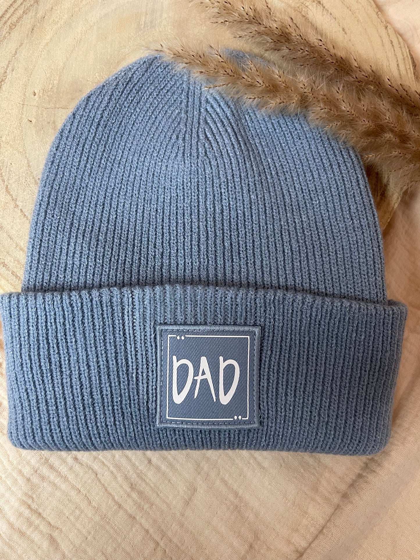 Strickmütze für Groß & Klein / Beanie mit Personalisierung | Strickmütze mit Aufdruck in 4 Farben | Nachhaltige Mütze für Dich, Deine Familie & Freunde