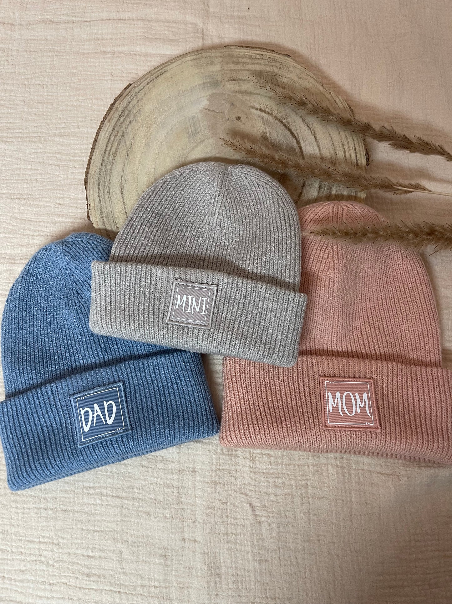 Strickmütze für Groß & Klein / Beanie mit Personalisierung | Strickmütze mit Aufdruck in 4 Farben | Nachhaltige Mütze für Dich, Deine Familie & Freunde