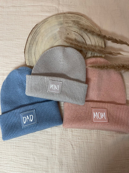 Strickmütze für Groß & Klein / Beanie mit Personalisierung | Strickmütze mit Aufdruck in 4 Farben | Nachhaltige Mütze für Dich, Deine Familie & Freunde