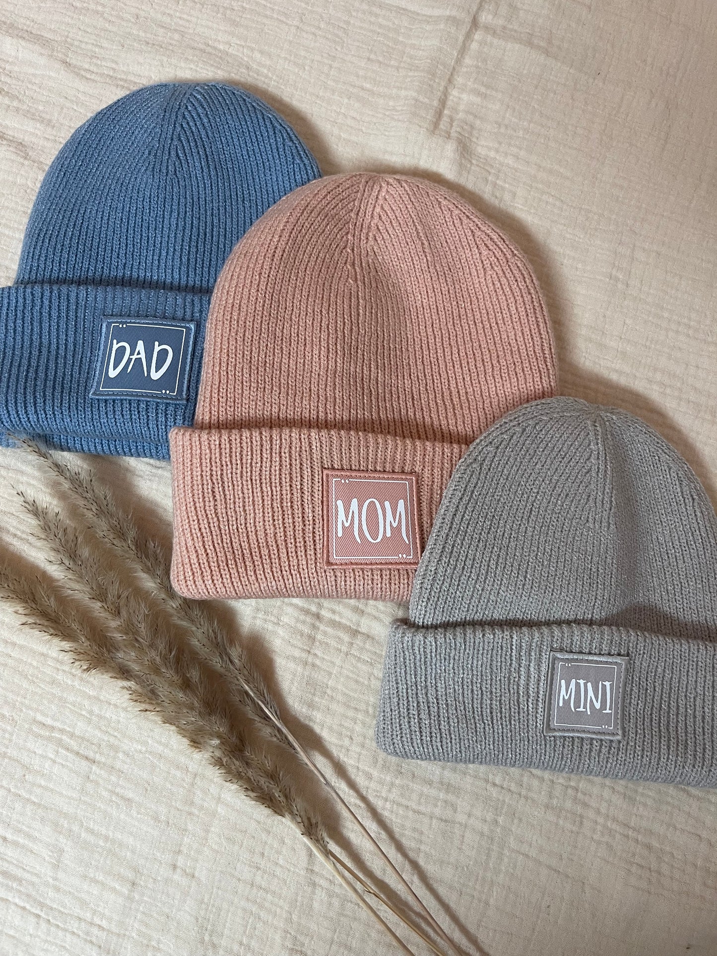 Strickmütze für Groß & Klein / Beanie mit Personalisierung | Strickmütze mit Aufdruck in 4 Farben | Nachhaltige Mütze für Dich, Deine Familie & Freunde